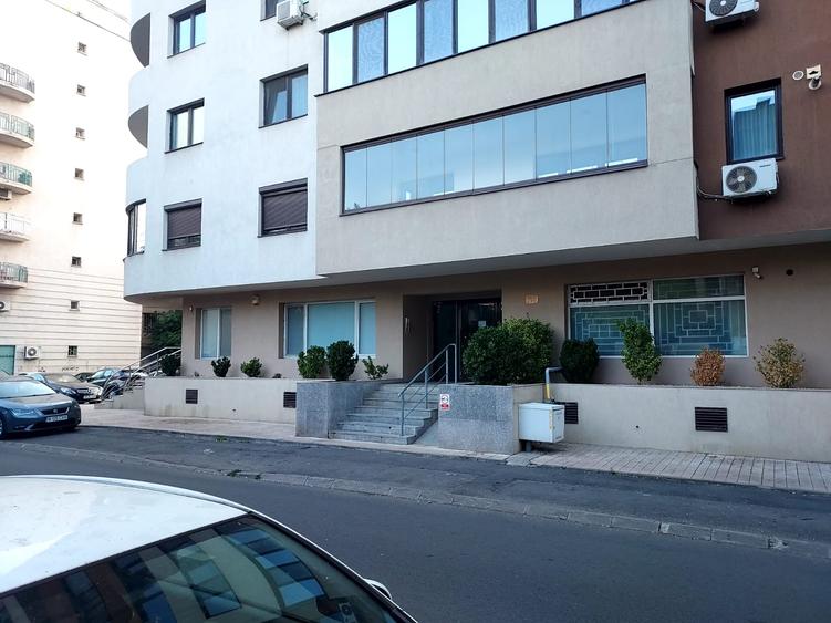 SPATIU COMERCIAL-CLINICA MEDICALA-490 MP,3 INTRARI,IDEAL INVESTITIE,1200000 EURO