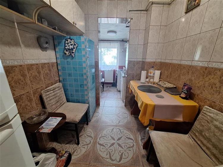 Apartament 2 camere semidecomandat , zona Milcov