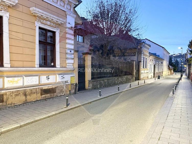 Apartament 4 camere, pe 2 niveluri si curte comuna în Centru - 43