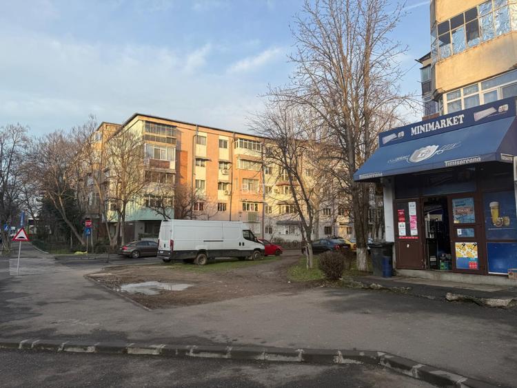 Teren intravilan 150 mp, stradal, Rovine, langa Pizza Ibizza - 109.000 euro - 4