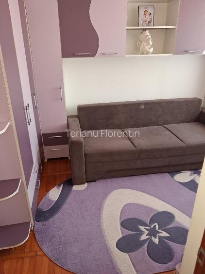 Proprietar  vând  apartament cu  3 camere decomandat în  Reșița  - 4