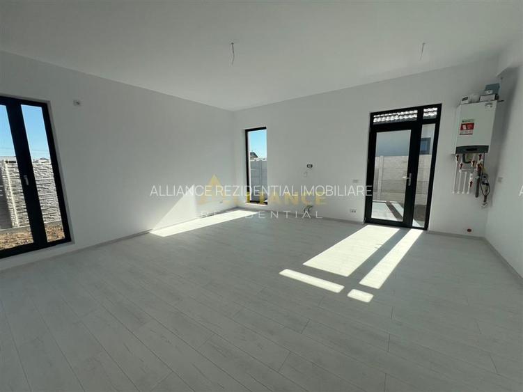 Casa individuala pe parter cu 4 camere // 2 bai // panouri 3 Kw - 12