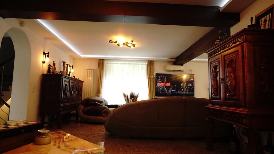 Vila superba in Padurea Baneasa, curte 5000 mp, piscina exterioara - 5