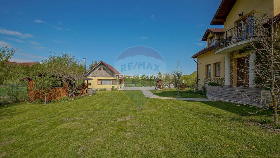 Vilă în zona Glăjărie, 10 camere, Sp + E + M, teren 2789 mp - 32