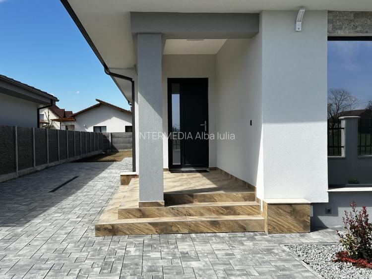 Casa NOUA 4 camere 2 bai Dresing Terasa Panouri Teren 550 mp Finisata la Cheie - 2