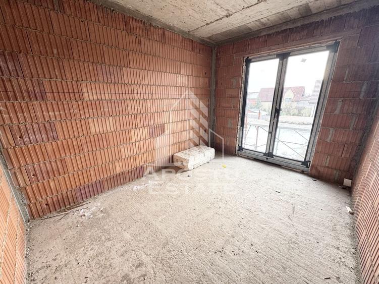 Duplex cu 4 camere, bucatarie separata, toate utilitatile, la asfalt.