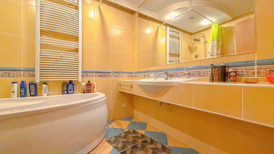 Apartament unic cu 7 camere, 3 balcoane, 3 bai, 2  parcari, 2 beciuri, Central - 19