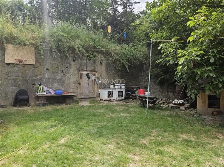 Casa spatioasa de vanzare in centrul satului Racaciuni – teren generos, livada, - 2