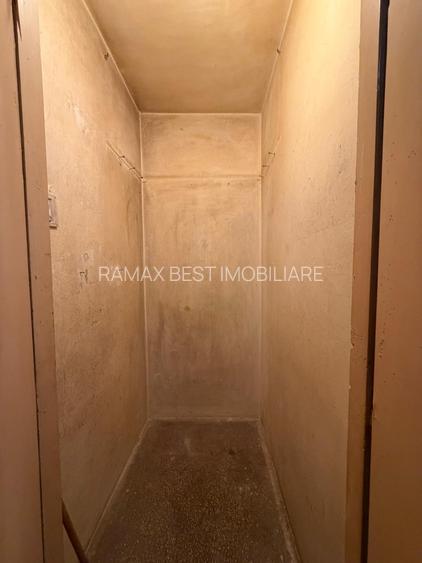 Titan, la 5 minute metrou Costin Georgian, pe intrarea Muncii, bloc 1977 - 8