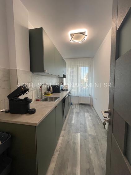 Piata Romana, Coloane, Metrou - 8