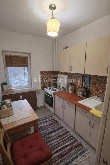 Garsonieră Decebal, et. 1, an 1990, metrou, 41 mp - 2