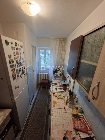 Apartament cu 3 camere, etajul 2/4, zona Dacia - 6
