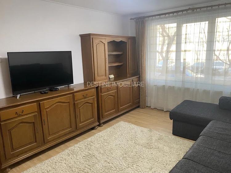Apartament cu 3 camere, cu doua locuri de parcare, situat in cartierul Tractorul - 3