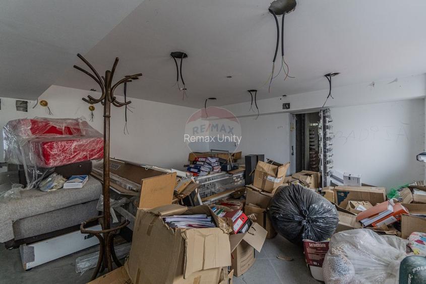 Cladire de 902 mp utili de vânzare, zona Grivitei - DN 13, COMISION 0 - 22