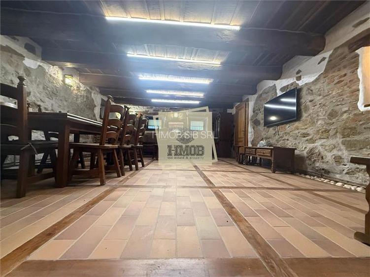 Casa ultracentrala complet renovata 6 camere 3 bai Cisnadioara - 10