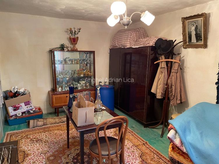 Vand casa batraneasca din caramida acoperita cu tabla mobilata si utilata  - 3