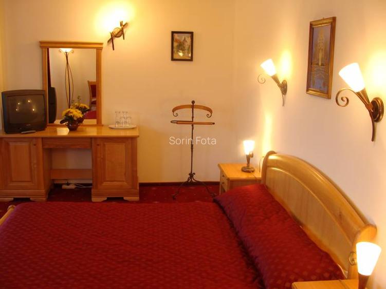 Super proprietate, :  hotel de 4 stele , 19 camere la cheie, teren 6200 mp  - 8