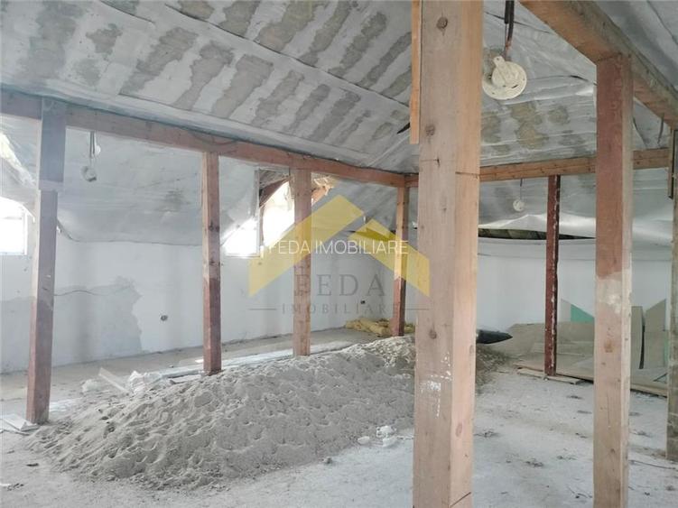 Casa la gri de vanzare in localitatea Fantanele - 11