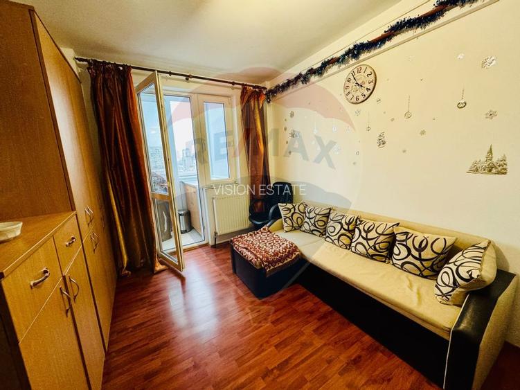 Apartament cu 3 camere de vânzare în zona Craiovita Noua - 2