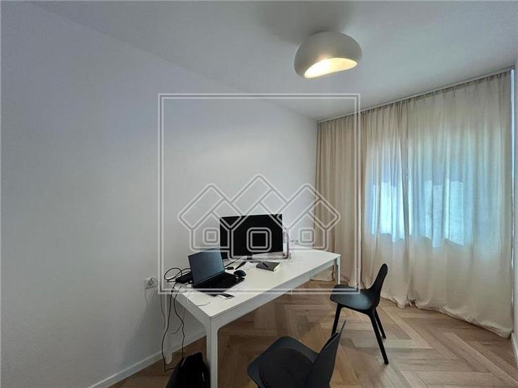 Apartament 3 camere, balcon, etaj 1, parcare - Zona Turnisor