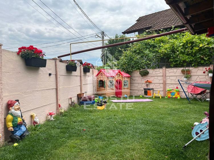 Jumatate de duplex  cu 4 camere si 2 bai, decomandat situat in Utvin - 10