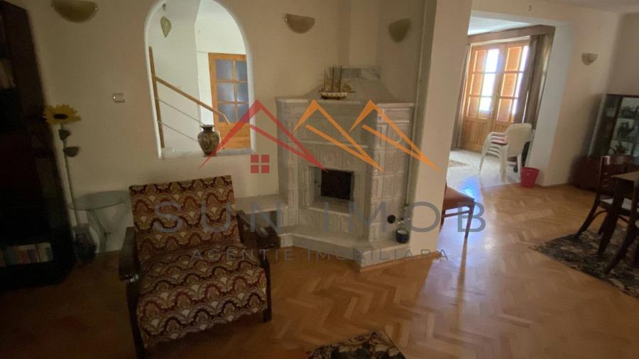 Vila de vanzare, teren 3100 mp, 7 camere, 6 grupuri sanitare, 3 CT, an 1997