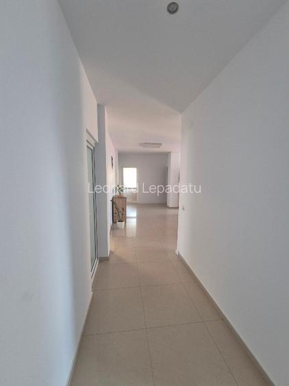 Spatiu central birouri, cabinete - 10