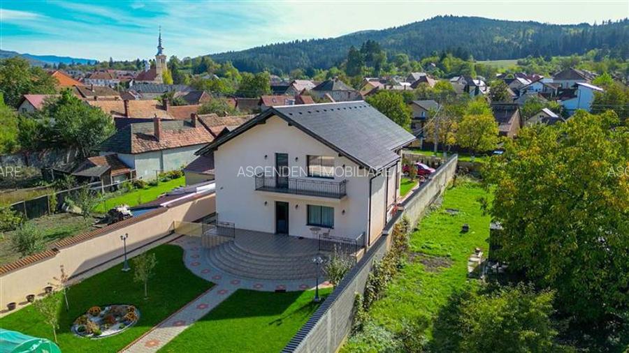 Resedinta distincta, mobilata cu rafinament, pe 1.000 mp teren, Central, Sacele, - 35