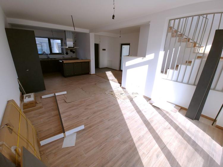 🏡 Vilă 5 camere cu mansardă și garaj, curte 350 mp, mutare imediată