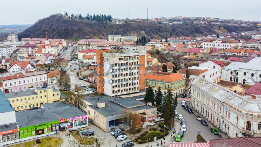 De vanzare Hotel, nefunctional, 70 camere + teren 3590 mp. - 2