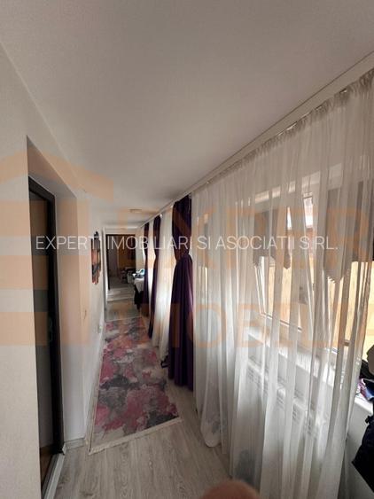 Casa de vanzare, 3 camere,  situata in zona CET - 6