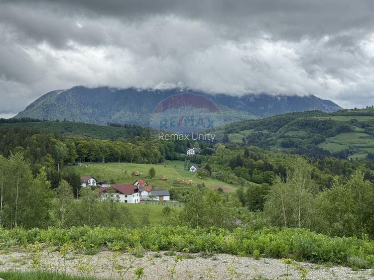 Doua case la munte, cu vedere superba, localizate in Poiana Marului - 2