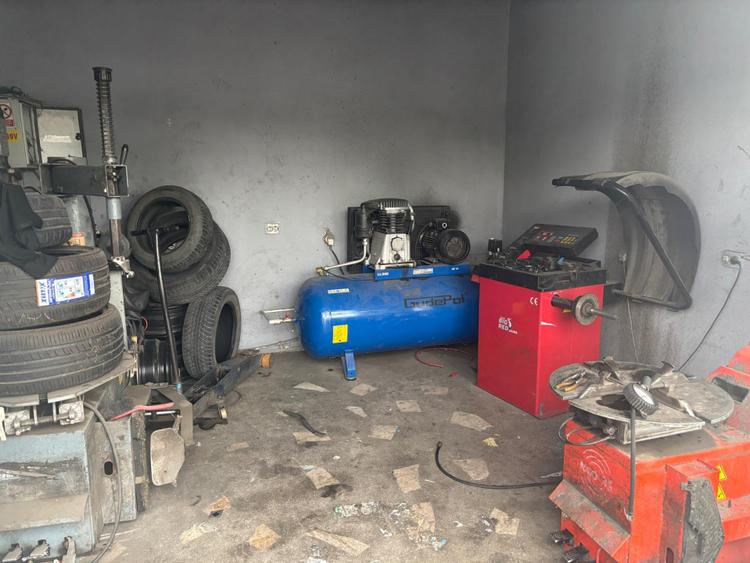 Spalatorie auto, spatii comerciale, b-dul N. Romanescu