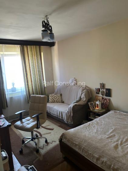 De vanzare apartament cu 4 camere, zona Favorit - 3