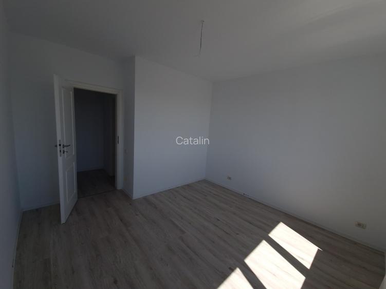 Vând apartament cu 2 camere, decomandat nou  + loc de parcare, situat in complex - 10