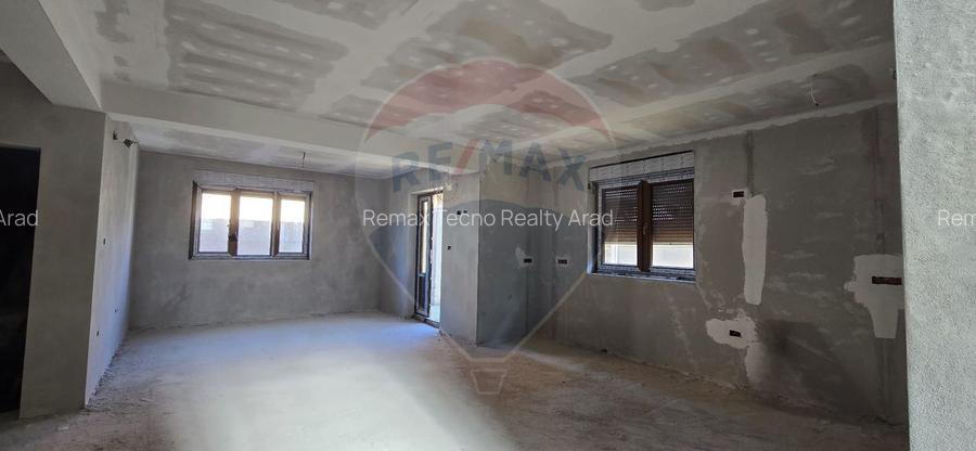 CASA CU ETAJ DE VANZARE LA GRI LA 12 KM DE ARAD ZIMANDUL NOU - 5