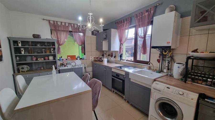 Casa de vanzare moderna cu costuri reduse, panouri solare si spatiu comercial in - 7