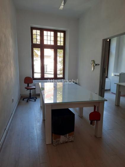 Cladire mixta cu spatii la parter si numeroase incaperi -central - 4