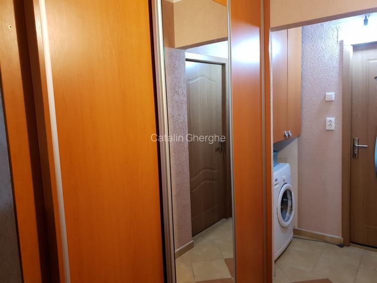 Inchiriez ap.4 camere decomandat, centrala proprie - la 5 min. de metrou Pacii - 7