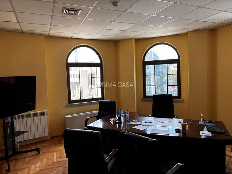 Spatiu comercial de inchiriat ultracentral finisaje premium Chirie: 12-15 mp neg - 2