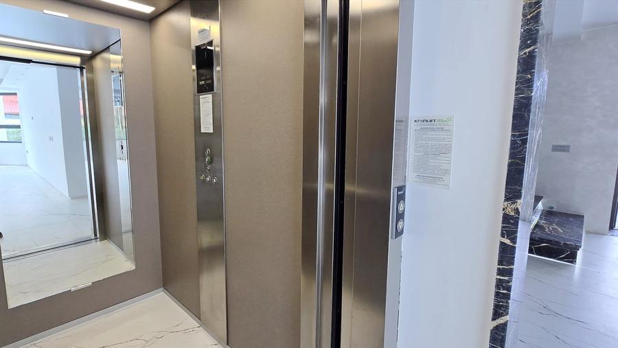 Casa superba cu teren 1000 mp, lift, dormitoare la parter, spatii generoase