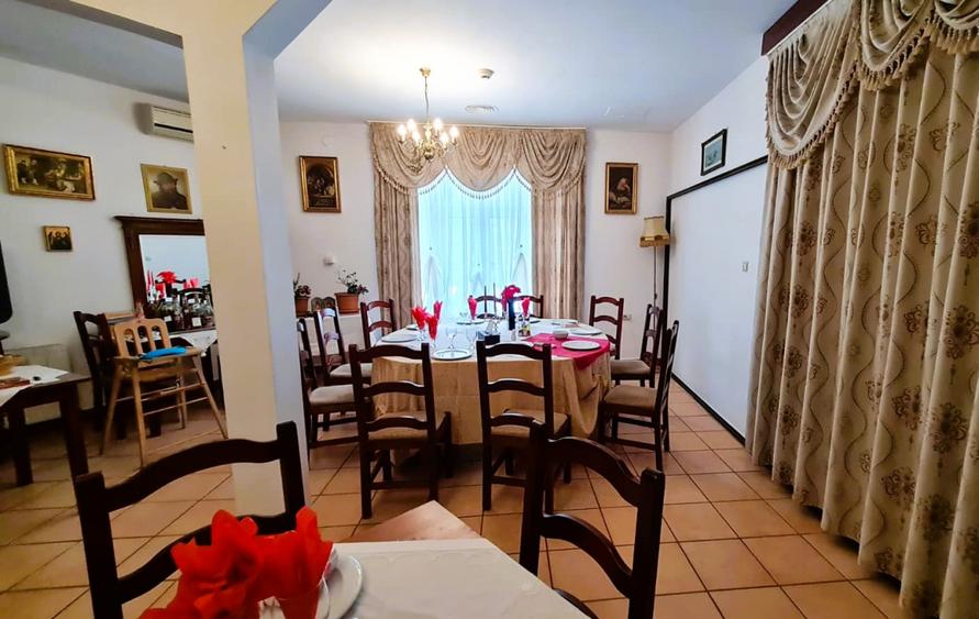 Pensiune cu 67 locuri de cazare, zona Curmatura