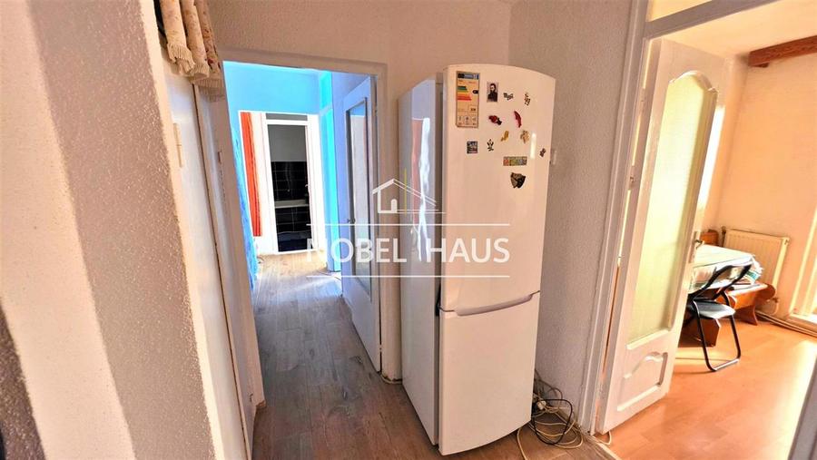 Apartament 3 camere, decomandat, etajul 4, zona Gura Leului