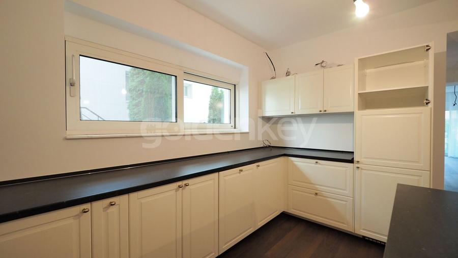 Vilă cu 7 camere, 4 bai | renovata integral 2020 | strada privata