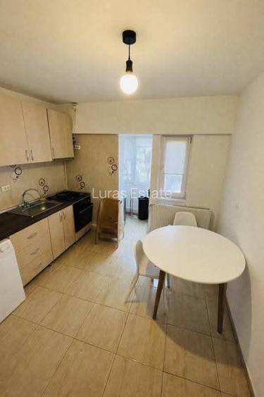 Apartament de vânzare cu 2 camere - zona Capitol - decomandat - 4