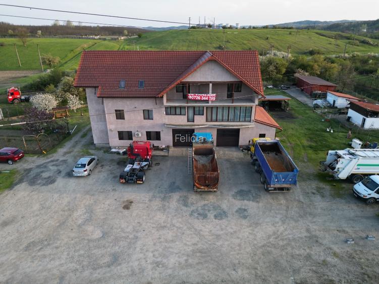 Casă de vanzare- cu spatiu comercial si 7.773  teren - 9
