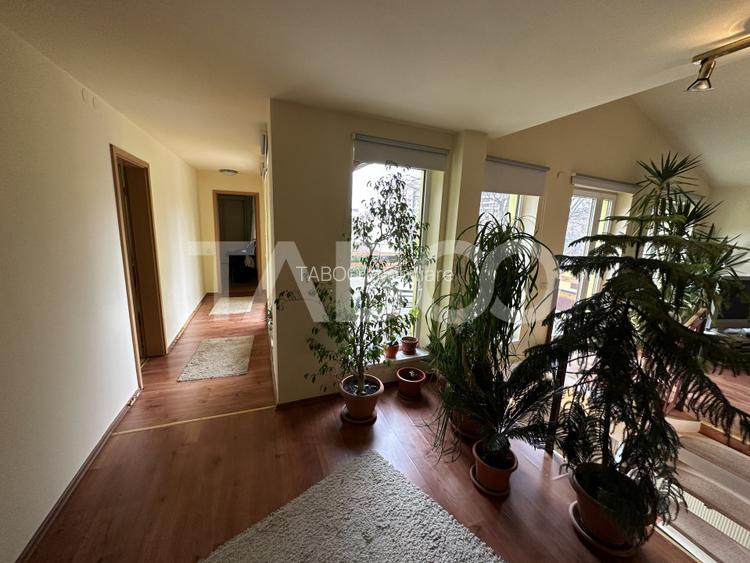 Casa 2 corpuri P+M si P+1 spatiu comercial 70 mpu la strada 2 garaje - 24