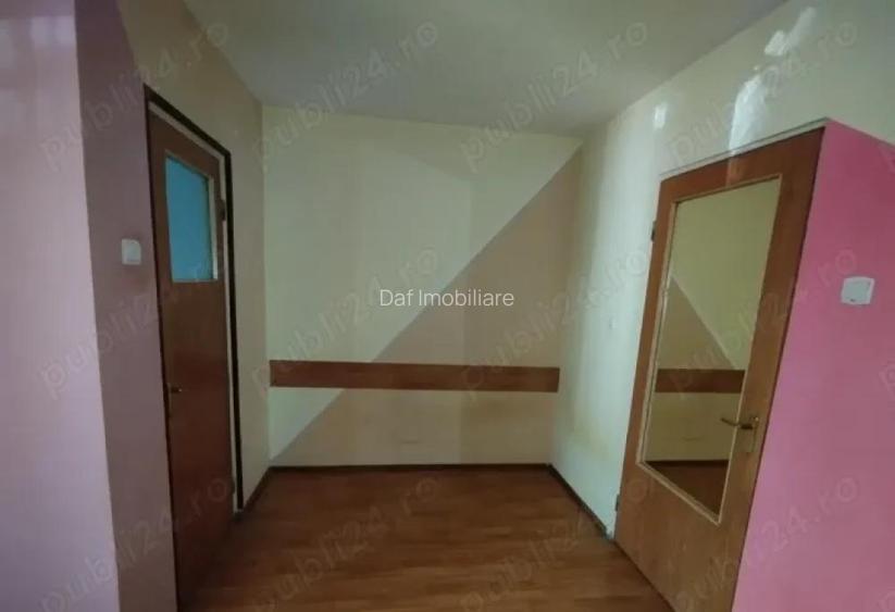 Garsoniera 33mp metrou gorjului bloc mixt 1980 - 2