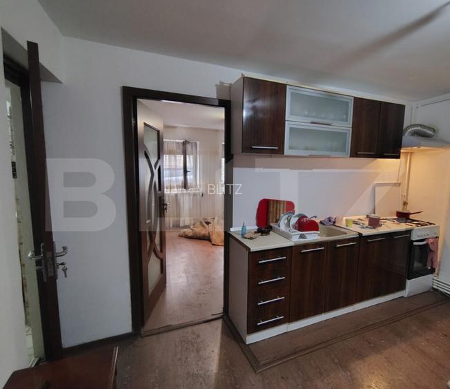DE NERATAT! Casa zona centrala, amplasare excelenta, de locuit/investit - 2