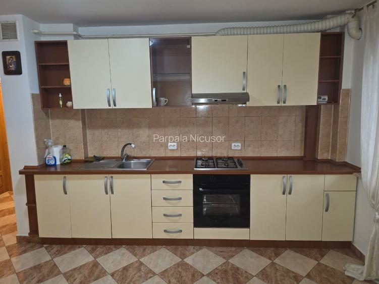 Inchiriez apartament 3 camere, decomandat, Piata Gavana 370 euro / luna - 5